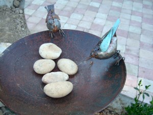 Faux oiseaux et galets de la plage