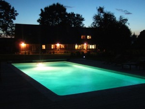 Piscine éclairée la nuit