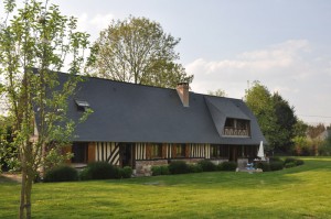 Vue extérieure de la longère normande